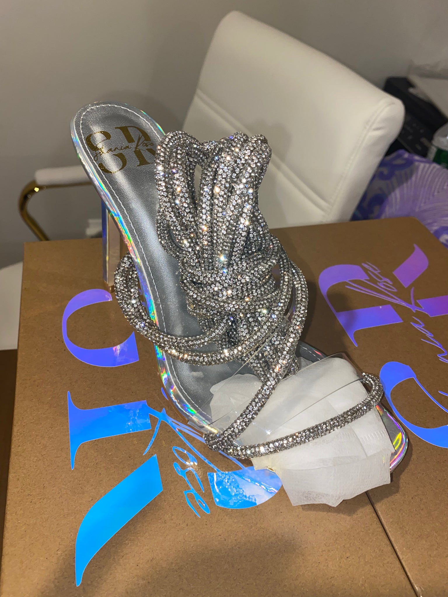 Holographic Crystal Schnürabsatz