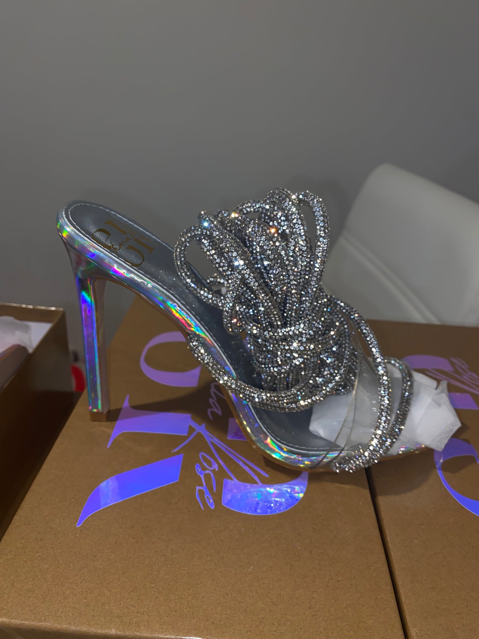Holographic Crystal Schnürabsatz