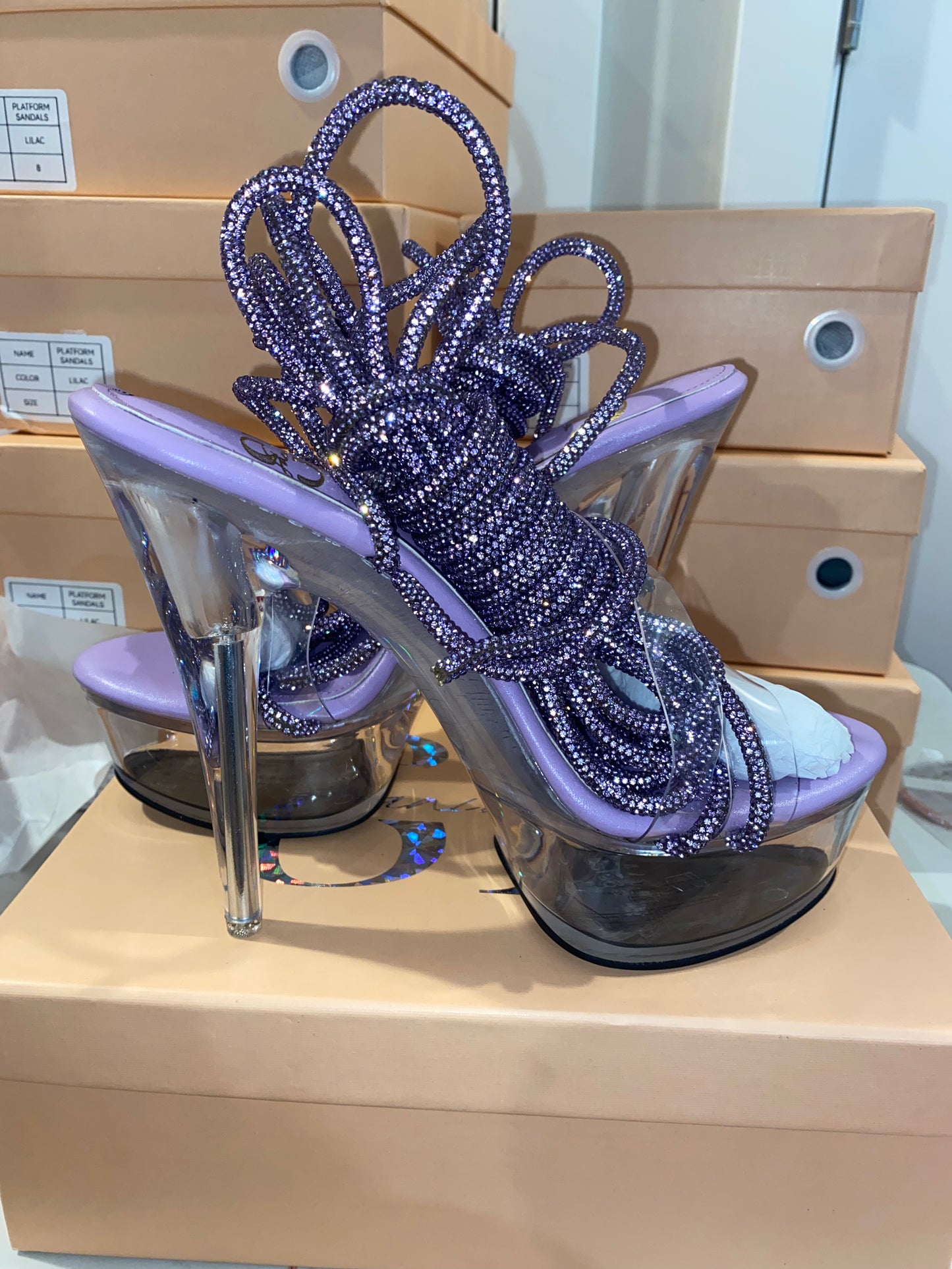 Tacón con cordones de cristal holográfico