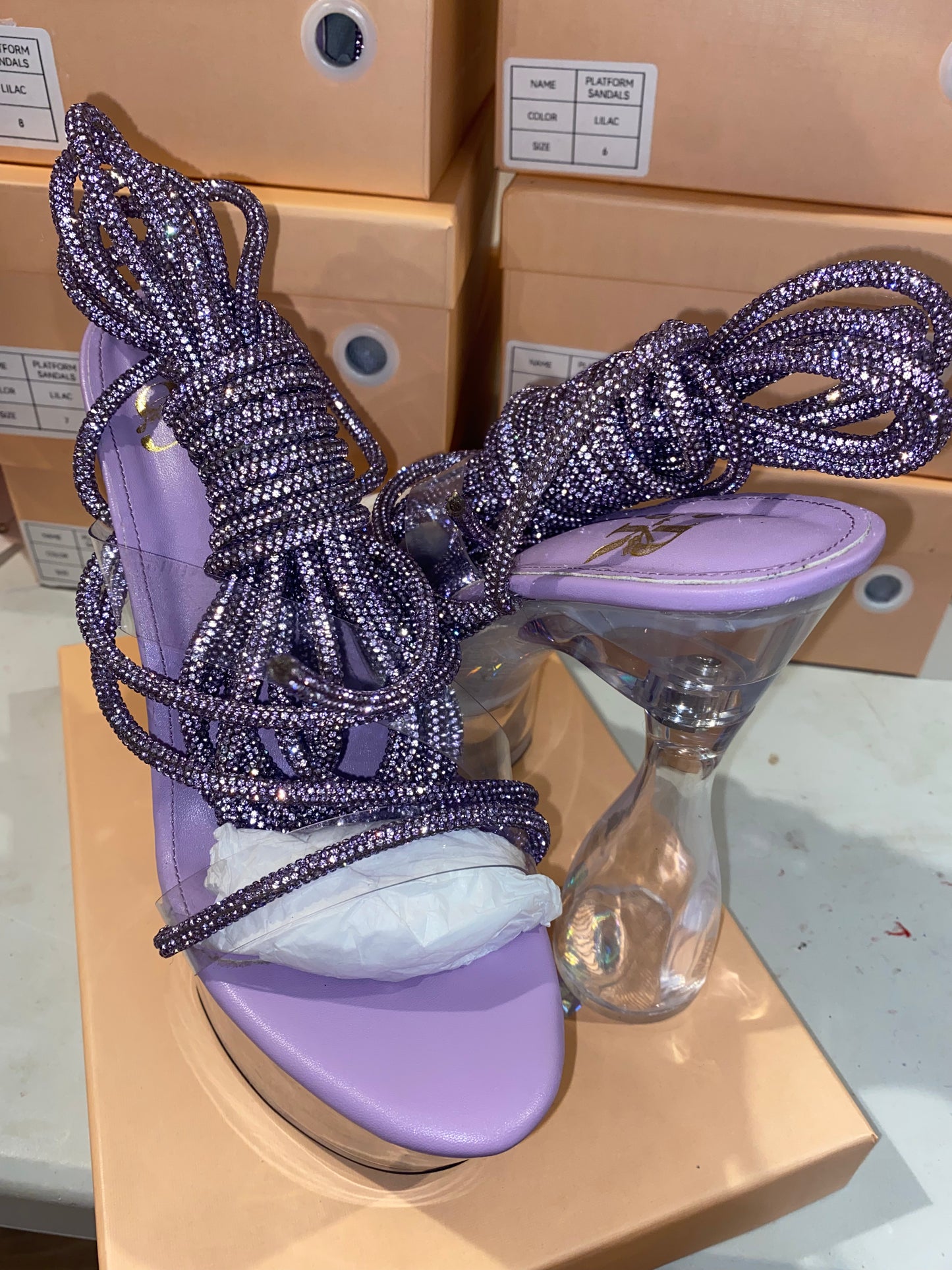 Tacón con cordones de cristal holográfico