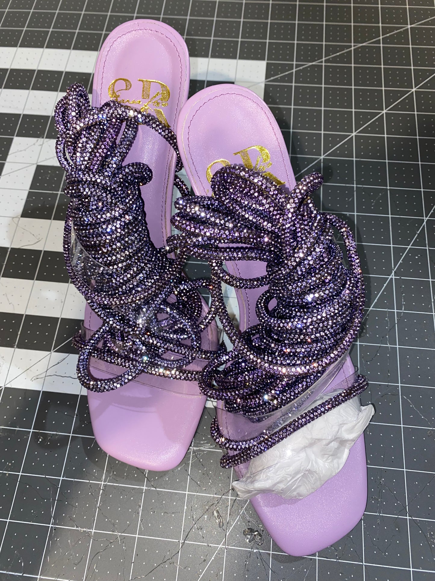 Tacón con cordones de cristal holográfico