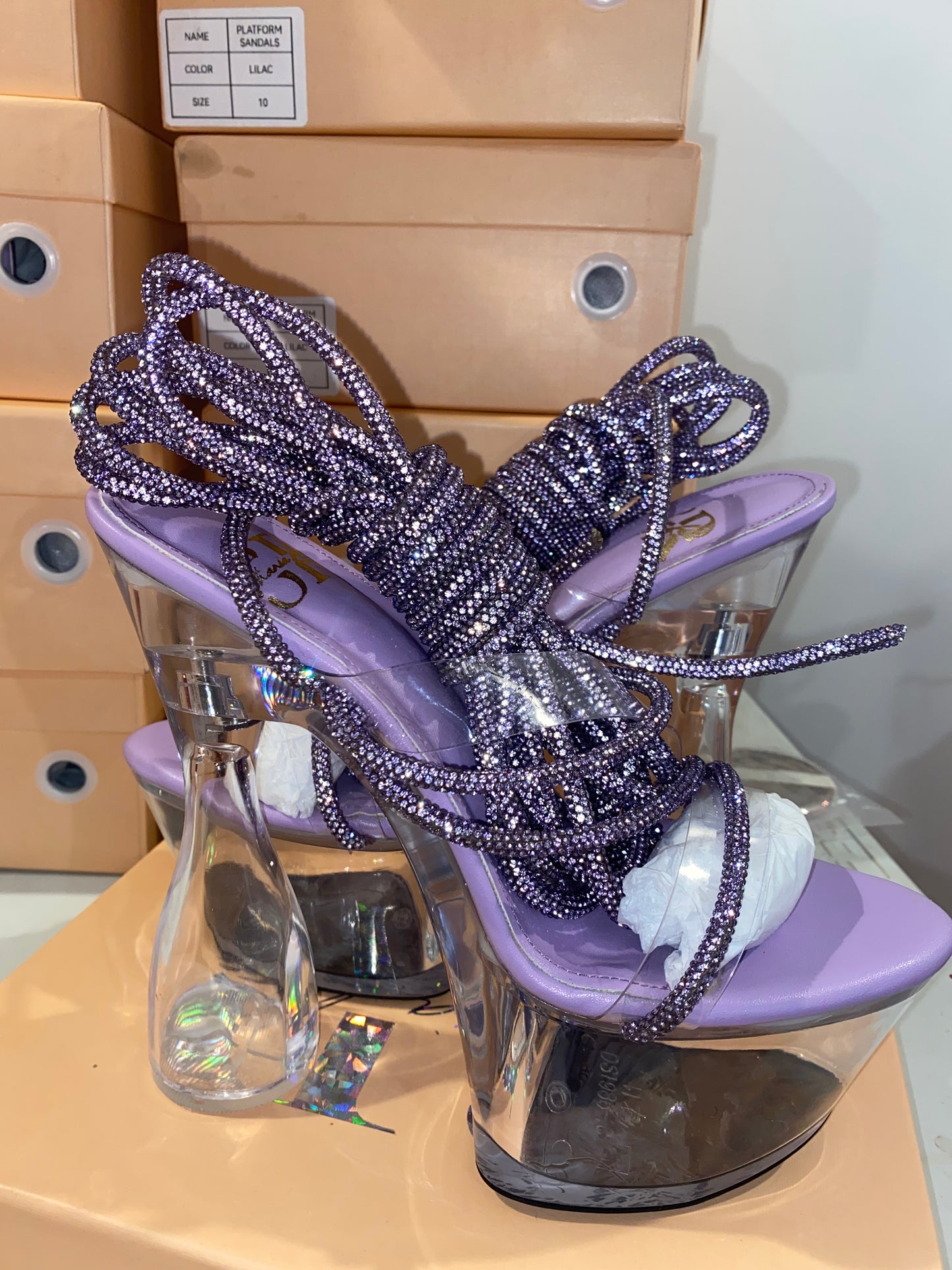 Tacón con cordones de cristal holográfico