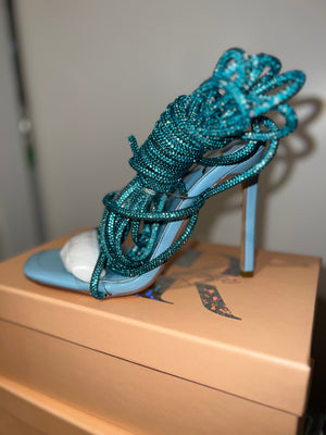 Tacón con cordones de cristal holográfico