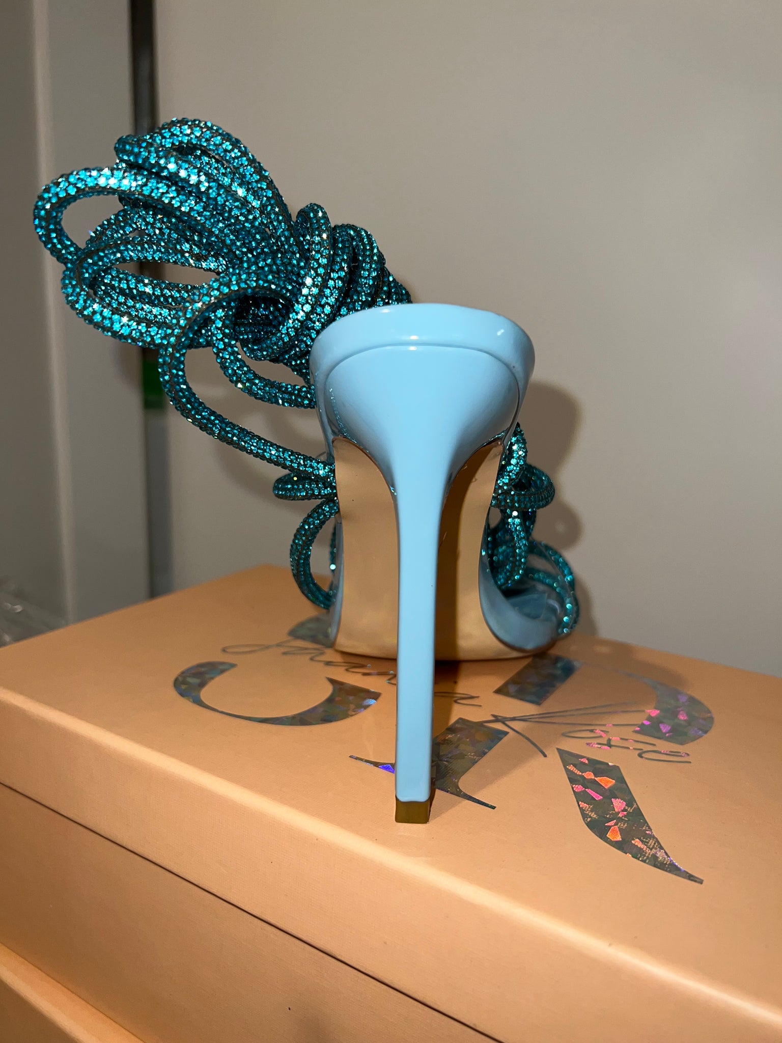 Tacón con cordones de cristal holográfico