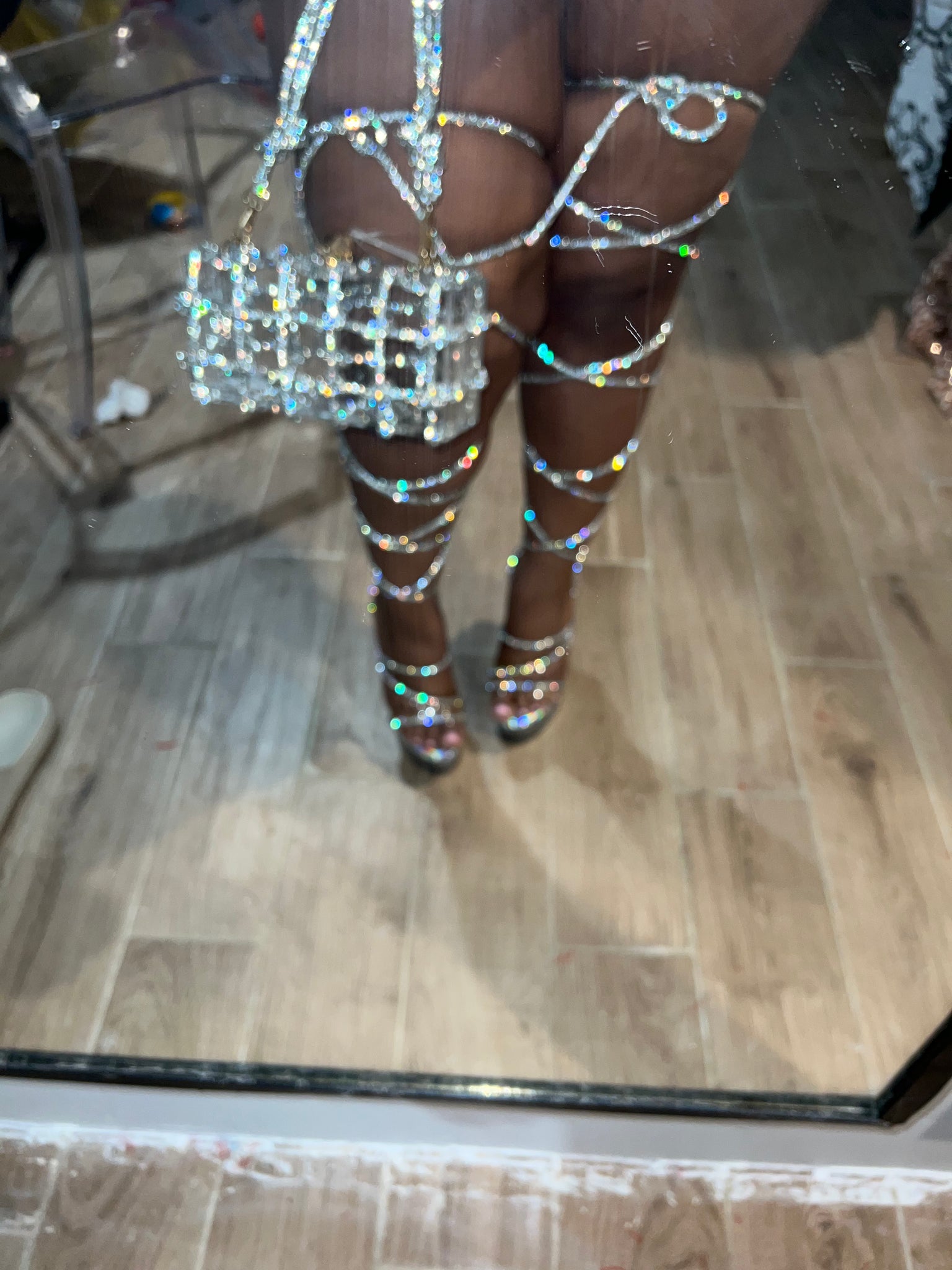 Tacón con cordones de cristal holográfico