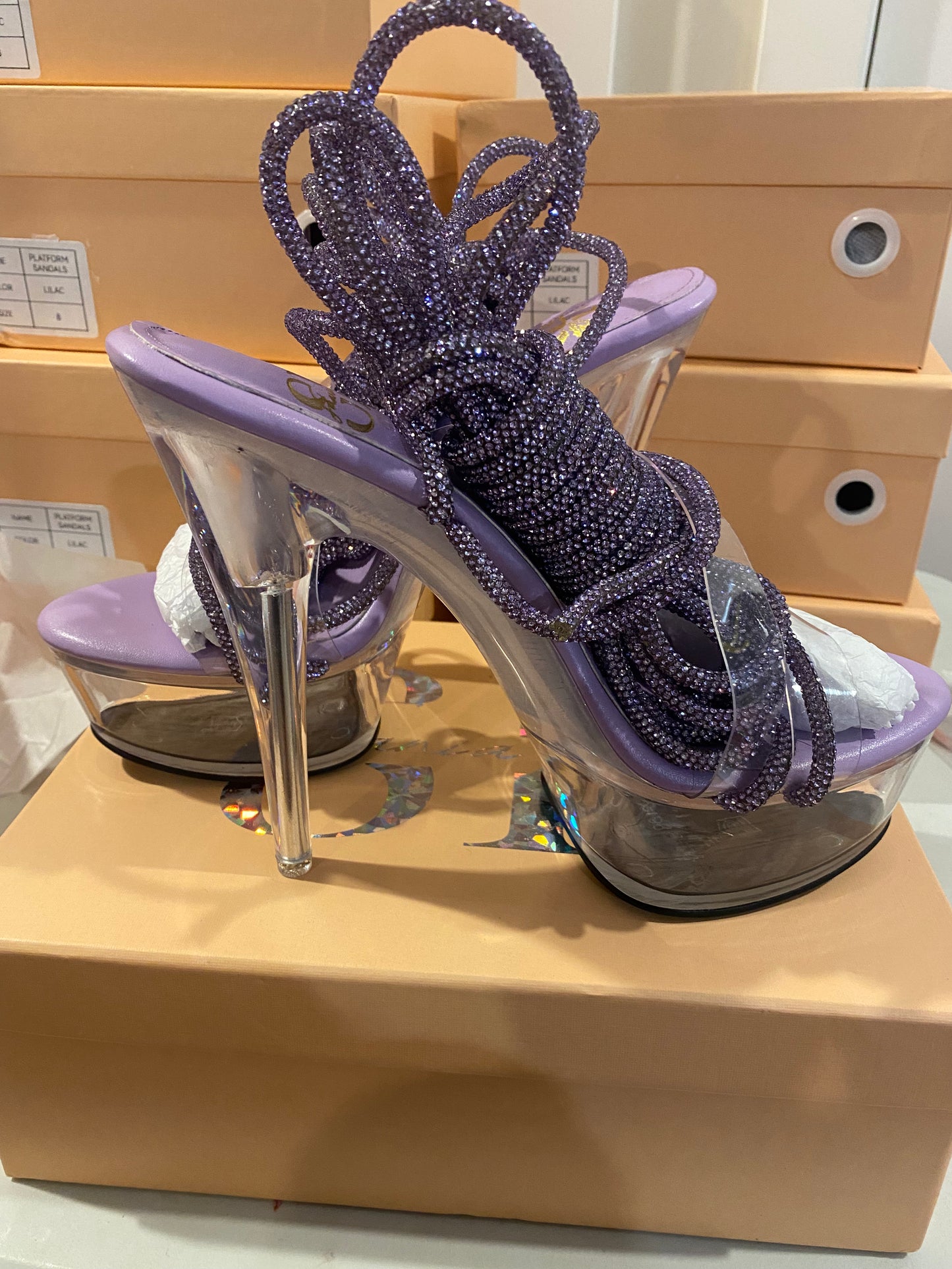 Tacón con cordones de cristal holográfico