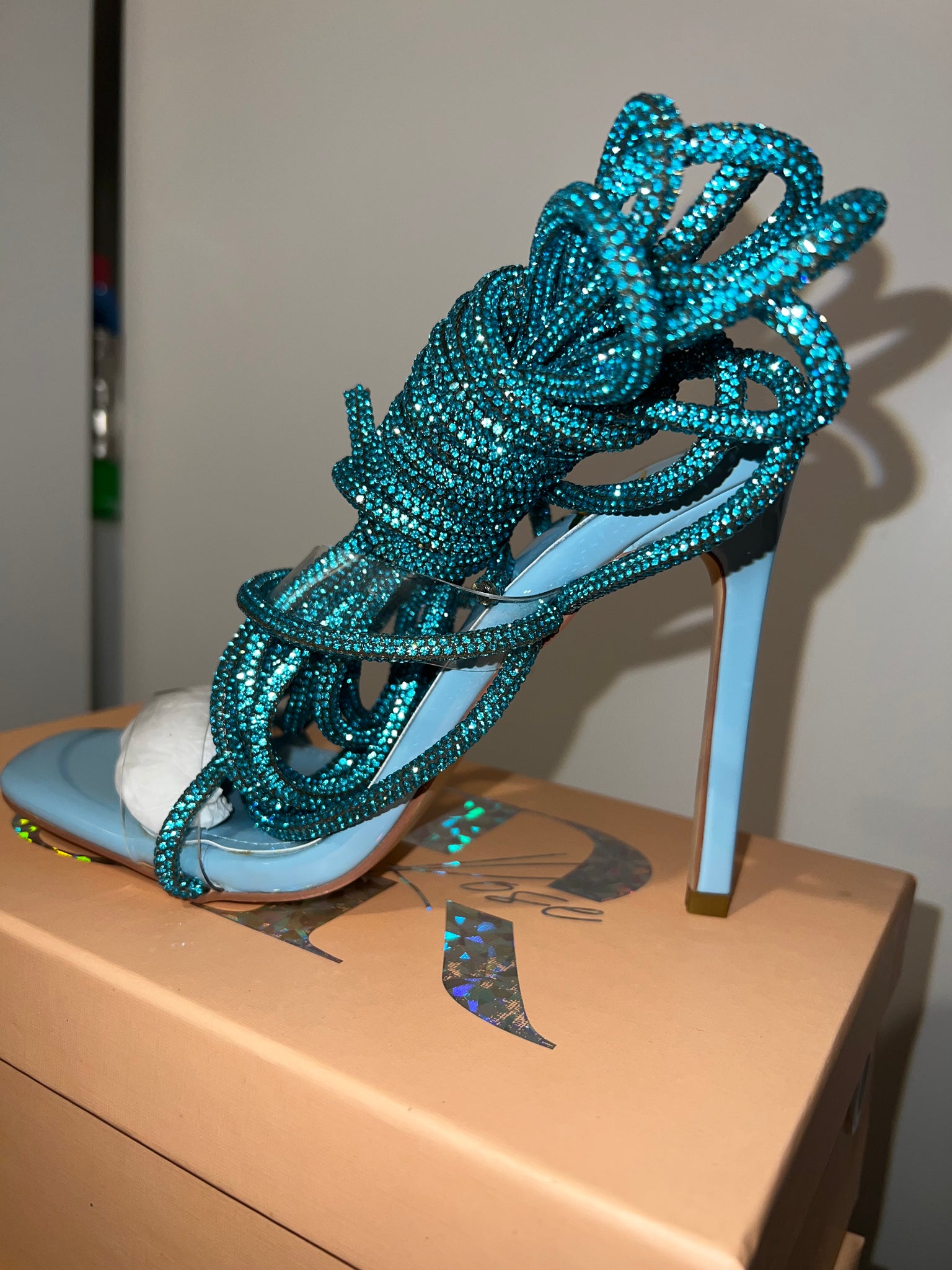Tacón con cordones de cristal holográfico