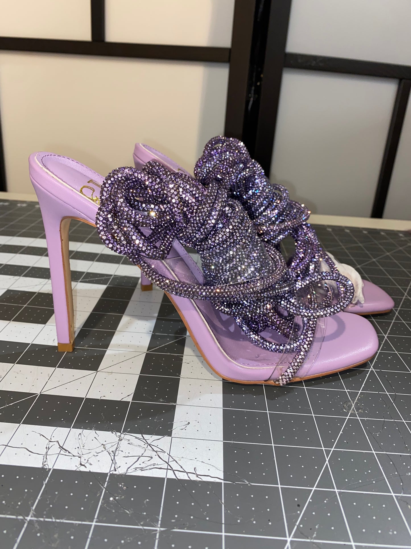 Tacón con cordones de cristal holográfico
