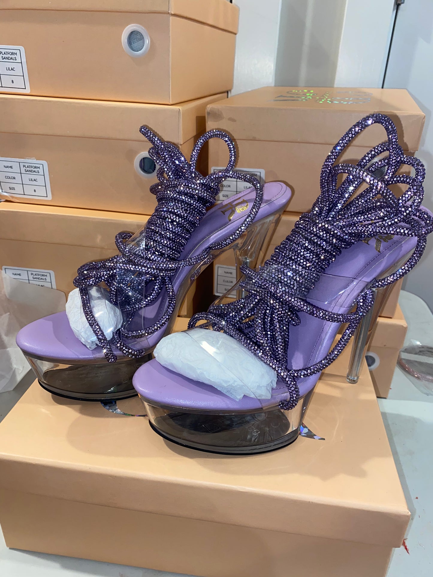 Tacón con cordones de cristal holográfico
