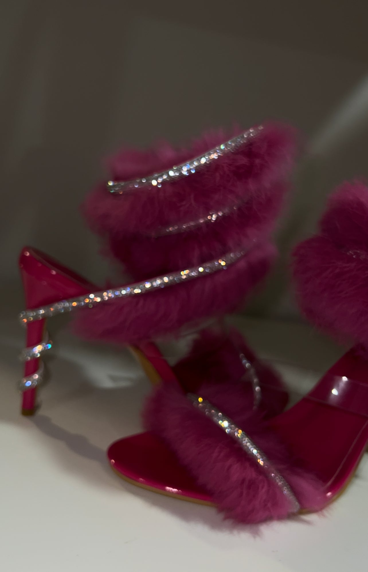 Tacón con cordones de cristal holográfico